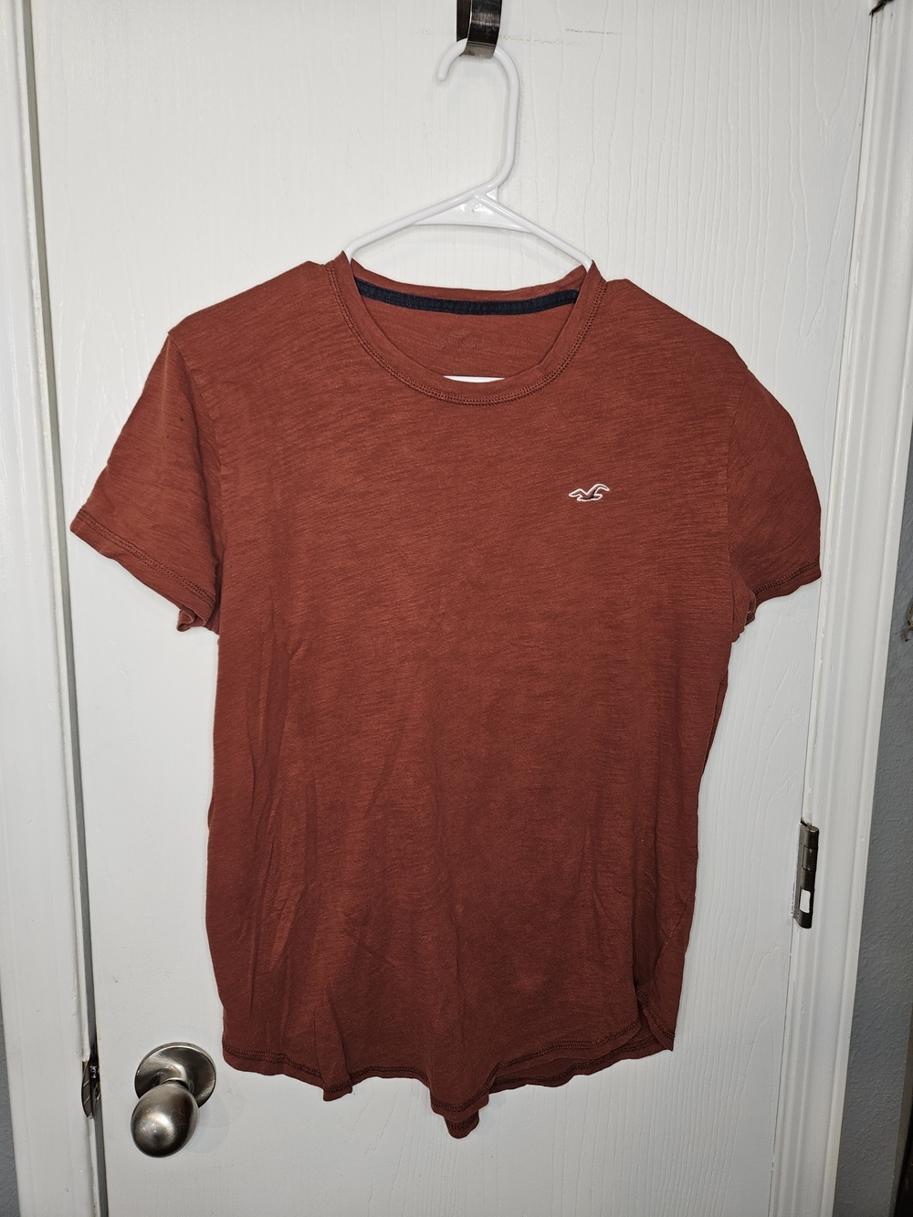 Hollister Women's Short Sleeve Crew Tee in Rust Red
